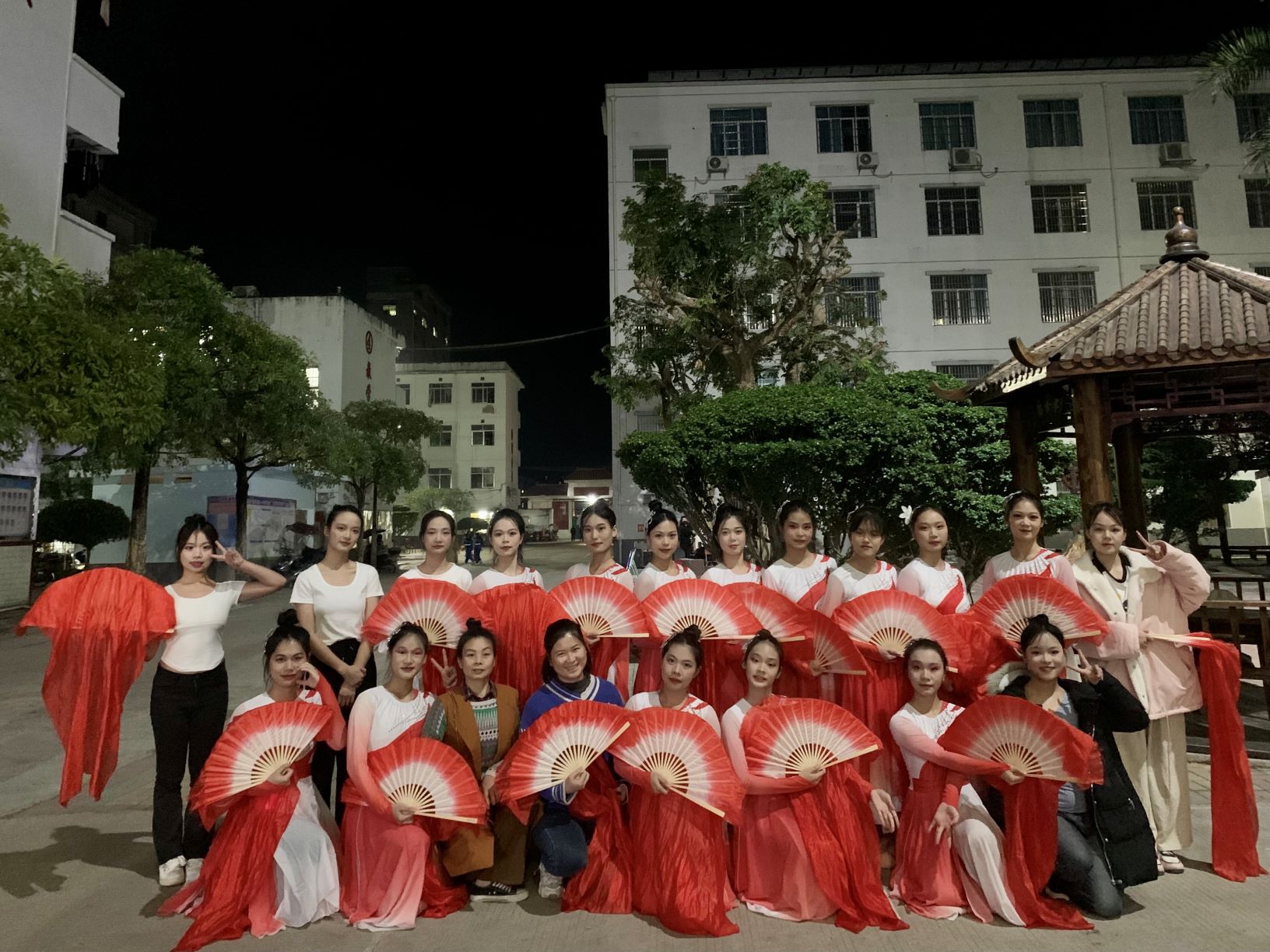 环球体育官方网·（官网）登录入口到木乐一中绘画展示、参与晚会表演