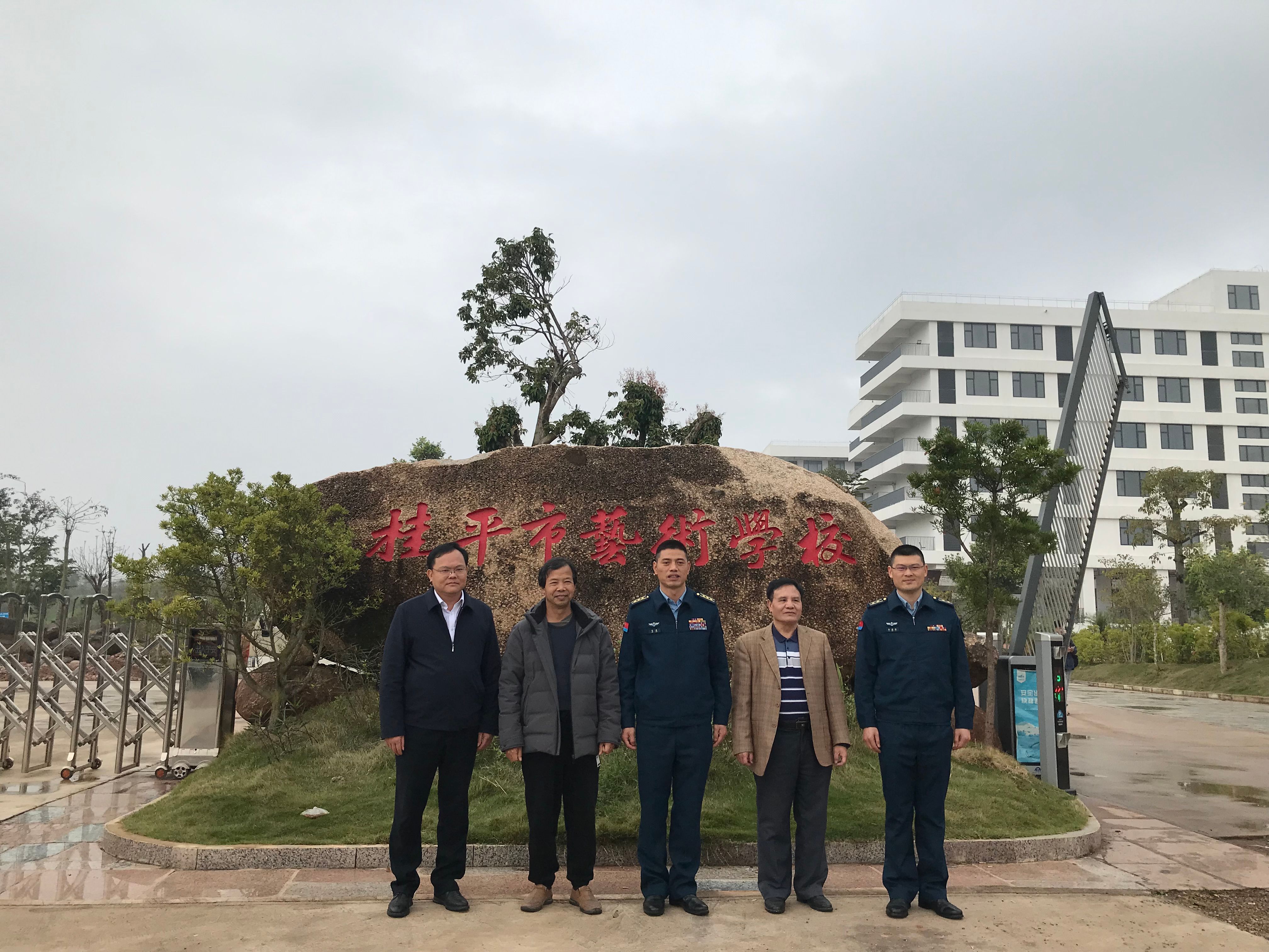 部队首长到我校指导工作丨 环球体育官方网·（官网）登录入口  丨一方水土养育一代人。军民鱼水情，让我们的家园充满阳光、充满生机、充满希望！