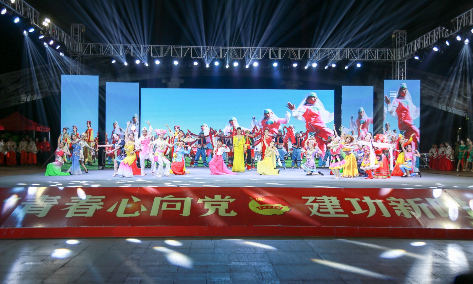 环球体育官方网·（官网）登录入口参与2019年纪念五四运动100周年主题颁奖晚会表演